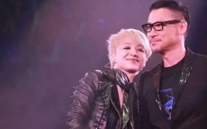 张学友陈慧娴 轻抚你的脸 粤语经典 最经典的一次合唱,有时友谊超出了