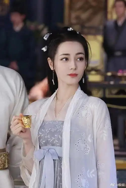 中,古装造型的迪丽热巴真是可静可动,一身古装在身,天下数她最美