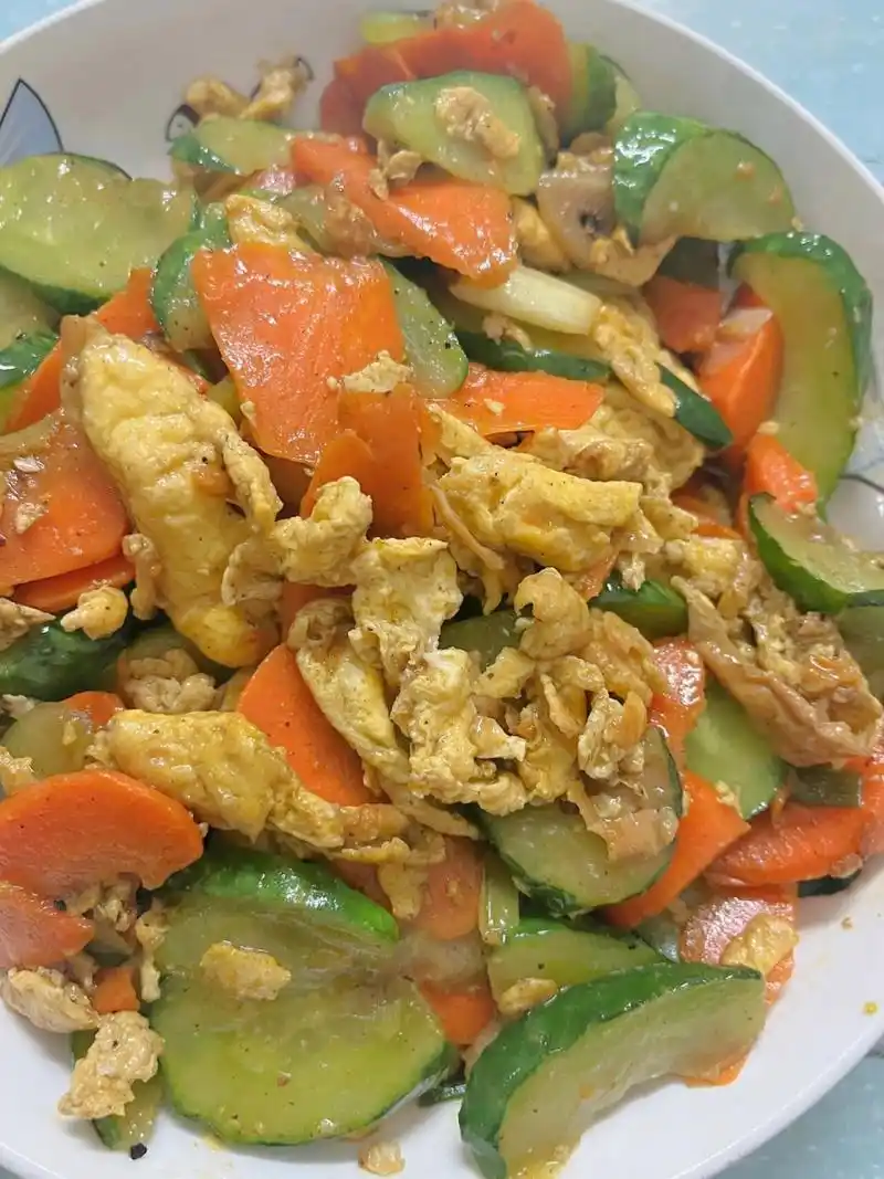 我妈做的胡萝卜黄瓜炒鸡蛋真的巨好吃!