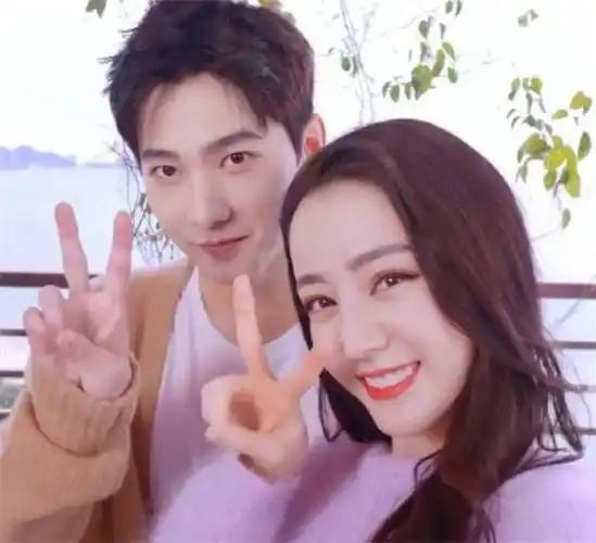 杨洋与迪丽热巴的节目互动,甜度超高,两人发言像极了婚礼致谢词