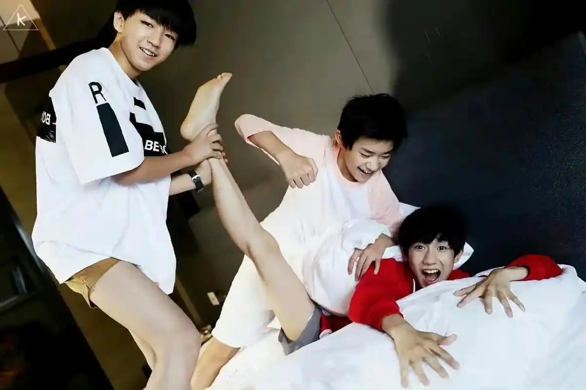 tfboys早期打闹照片曝光,三小只都好可爱,脸上的笑容纯真无邪!