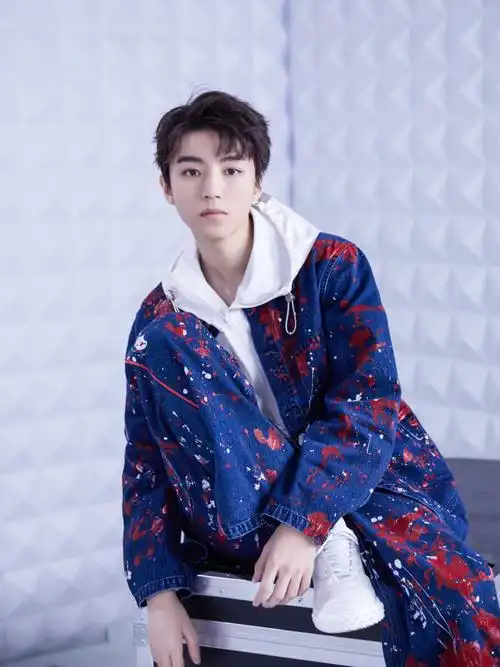 王俊凯和蔡徐坤,同是连帽卫衣配牛仔套装,少年感居然不相上下?