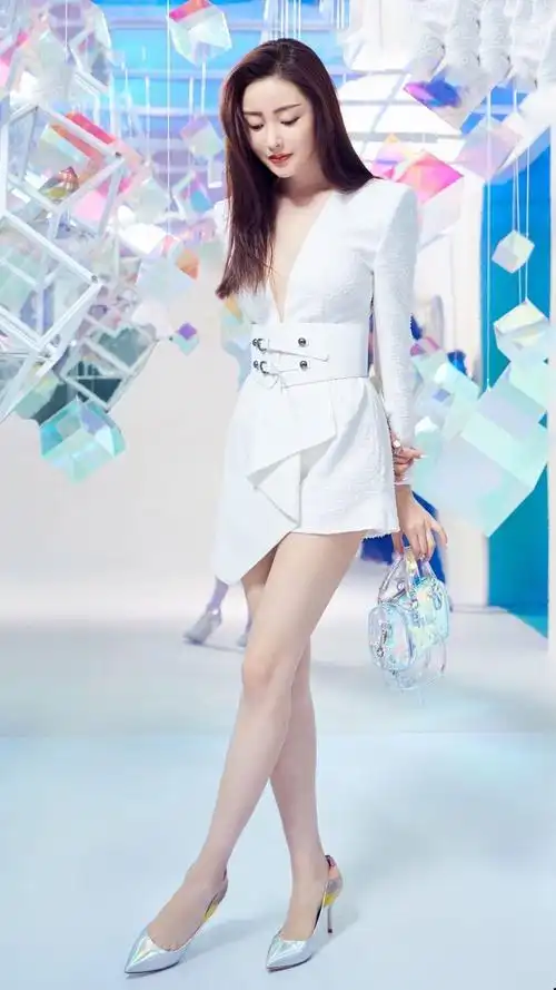 张天爱终于放开了穿深v连衣裙藏不住的好身材