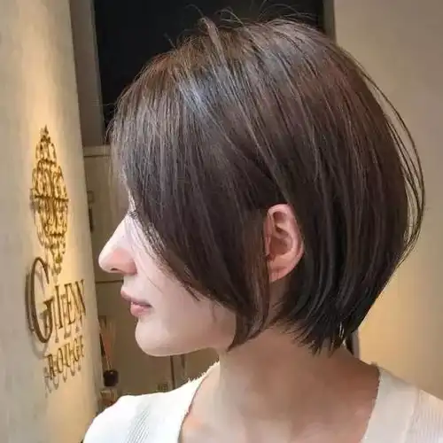 短发加酒红色雾系蓬松短发这一款稍微有点个性下面还有……怎么样?