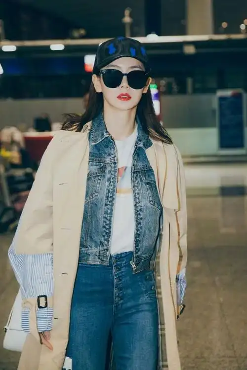 明星穿搭个性卡其色风衣配牛仔衣帅气十足时尚的标杆