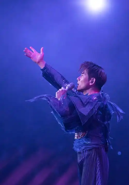 郭富城晒演唱会舞台照 回顾出道30周年感恩粉丝