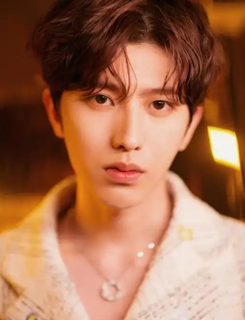 蔡徐坤光影俊朗帅气写真图片