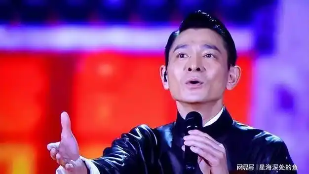 于是他急中生智迎上去,采访起刘德华.