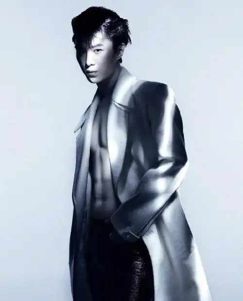 范丞丞刚成年就管不住了大衣里面是空的腹肌和胸肌都暴露了