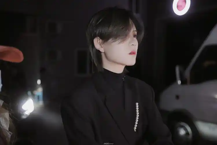 陆柯燃今日下班饭拍 黑色西装在深夜整个氛围感拉满……_高清图集