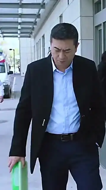 张嘉译的走路姿势是最酷的