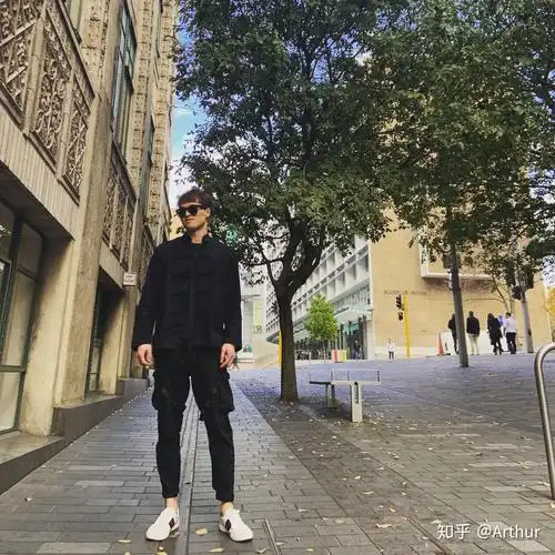 身高176体重138左右男生皮肤偏黑身材好穿衣搭配该怎样入手