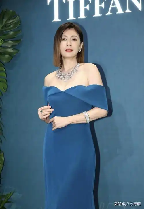 贾静雯自带高级滤镜,穿蓝色一字肩长裙出席活动,肤白貌美太惹眼