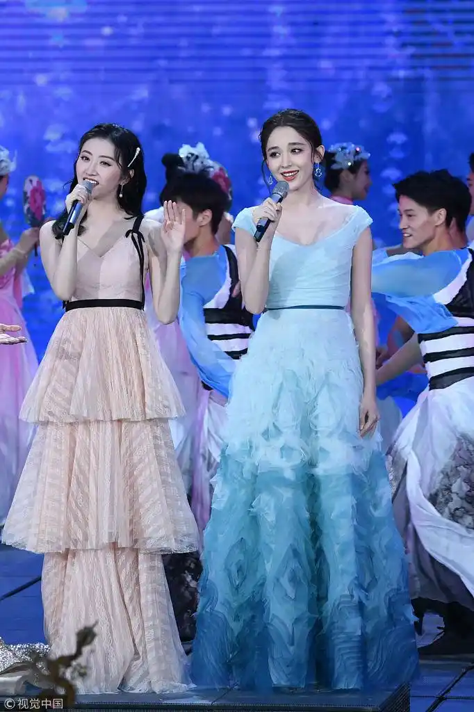 仙女下凡秦岚景甜娜扎惊艳合唱元宵晚会同框清新甜美