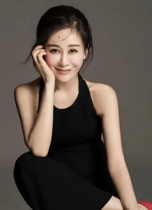 今日,演员周扬最新曝光一组知性写真照.