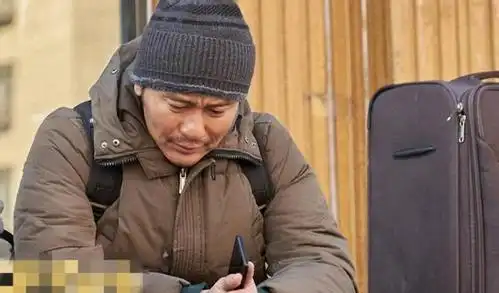 李晨身穿破旧的棕色羽绒服,头上戴着发白起球的毛线帽,眉毛缺半胡子也