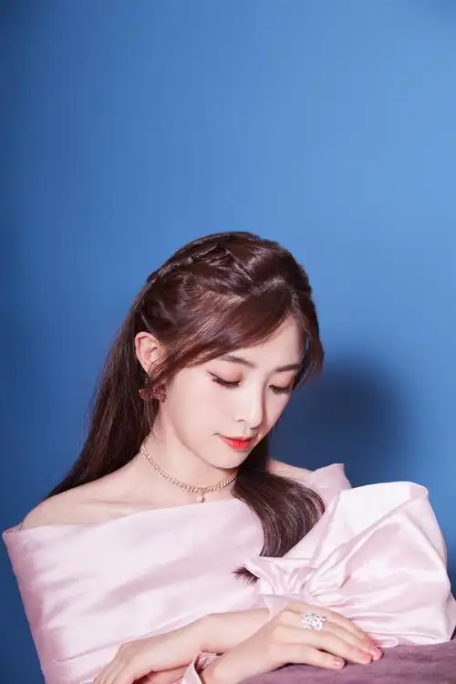 张含韵粉色露肩裙性感写真图片79