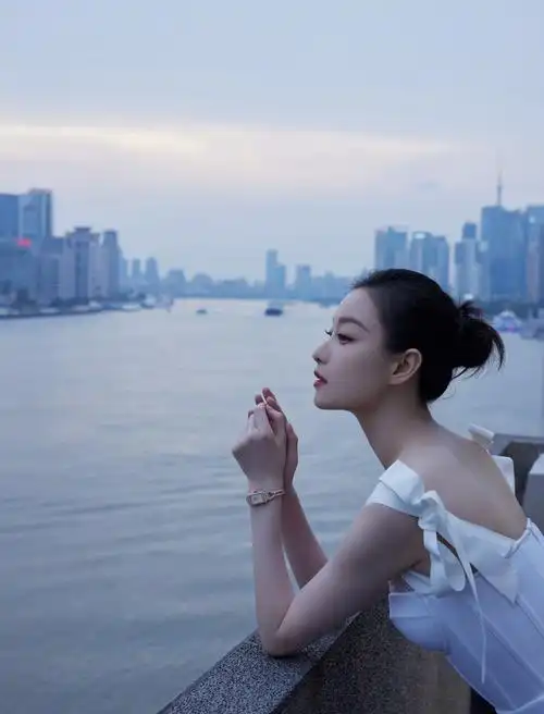 倪妮白色吊带裙造型分析