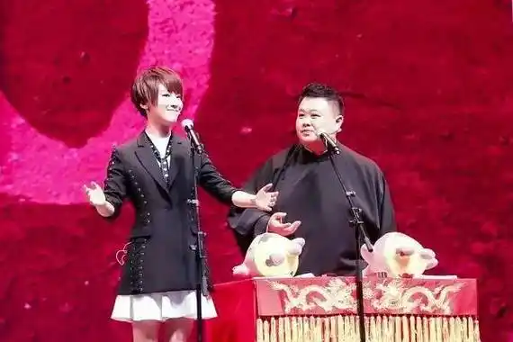 德云社20周年庆典上,孙越为反串表演相声的谢楠捧哏