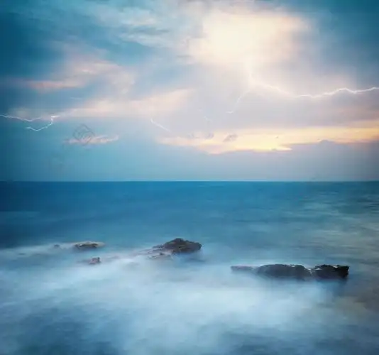 海上的深蓝色风暴自然组成