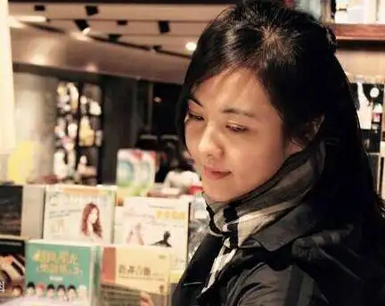 李健的妻子是比他小5岁的,青梅竹马的孟小蓓,昵称"小贝壳".