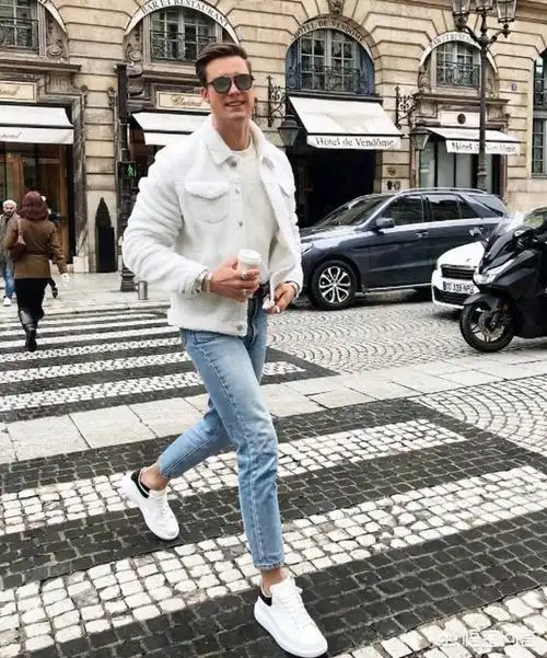 七分袖男t恤男生的浅蓝色牛仔裤怎样搭配才是好看的呢