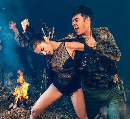 伊一大尺度泳装写真风格越发大胆衣品也直线上升