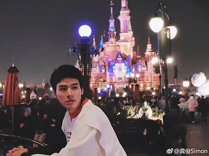 易烊千玺"亲哥哥"微博晒私人照爆火,1800男粉丝在线喊老公:男人演技