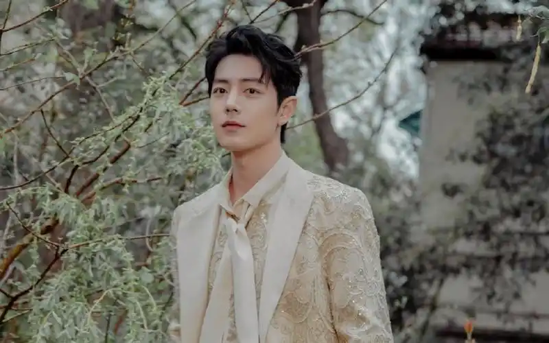 肖战微博之夜台下心情超好 笑容满面似贵气小王子