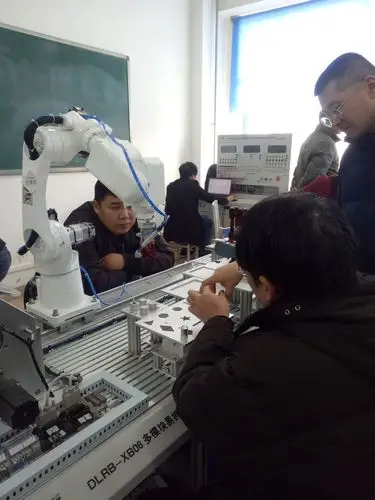 机械工程系组织工业机器人技能培训提高专业技术水平