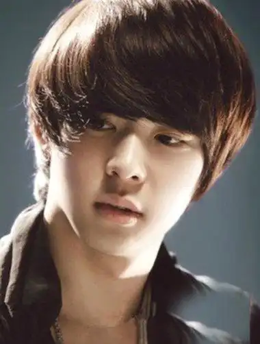 男侧脸平刘海发型图片 烫发纹理蓬松平刘海