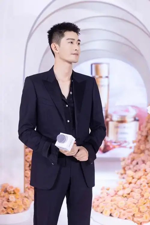 张翰将头发剪短又穿上一套黑色的西装37岁还是少年的样子