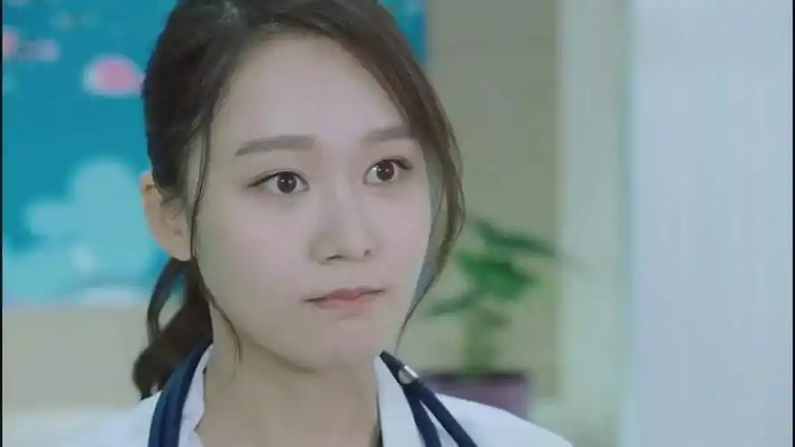 儿科医生唐雨佳饭都顾不上吃去上班下楼才想起来自己停职了