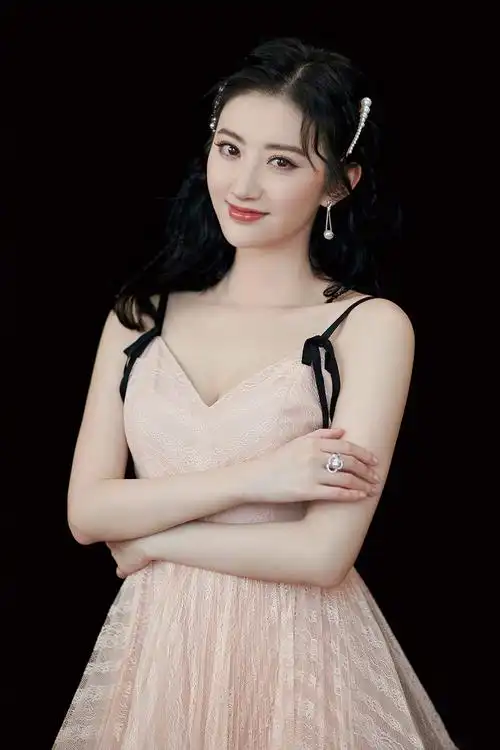 元宵晚会,景甜,古力娜扎,秦岚三美同框,神仙组合太养眼!