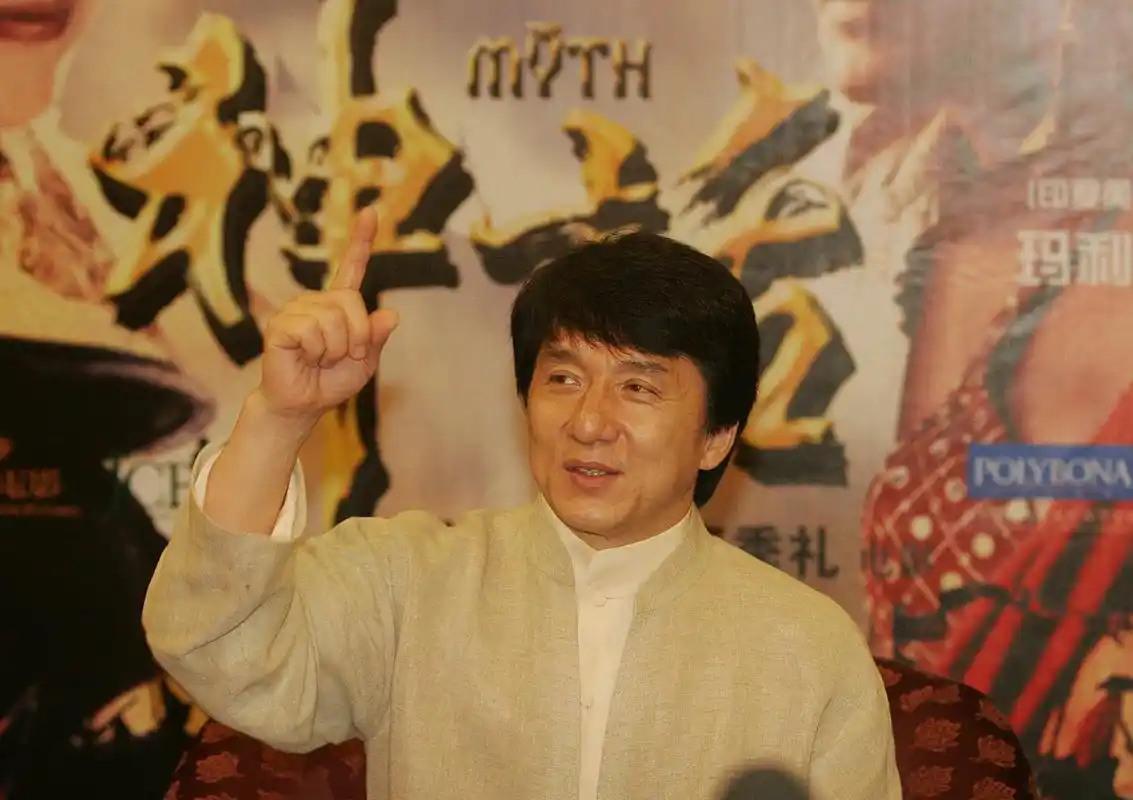 成龙年轻的时候有多敬业# 真的从小就看他的电影长大的,每一部电影都