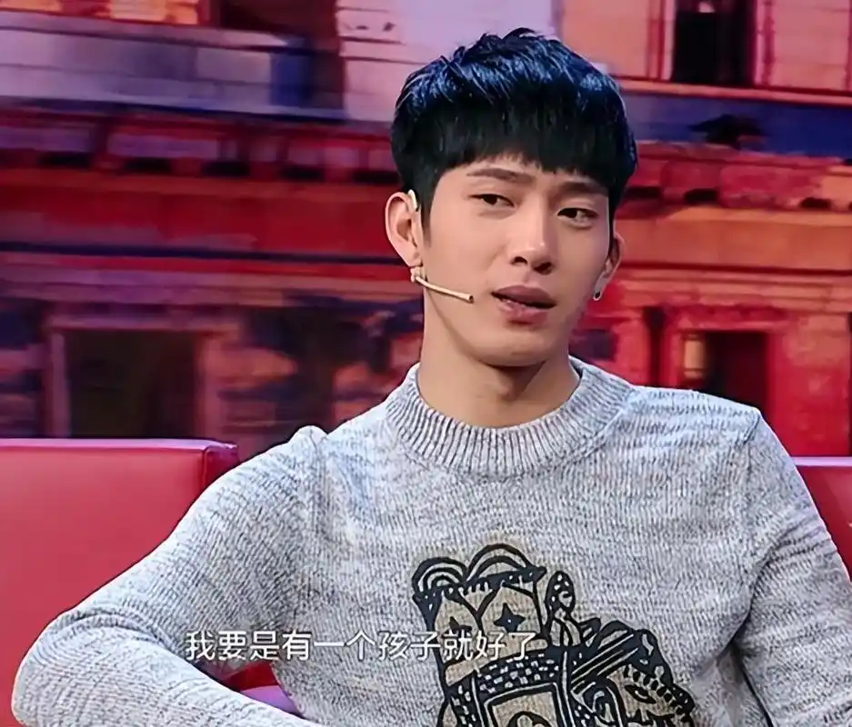 回顾井柏然出生28天被弃60岁奶奶捡废品将他养大走红父母认亲