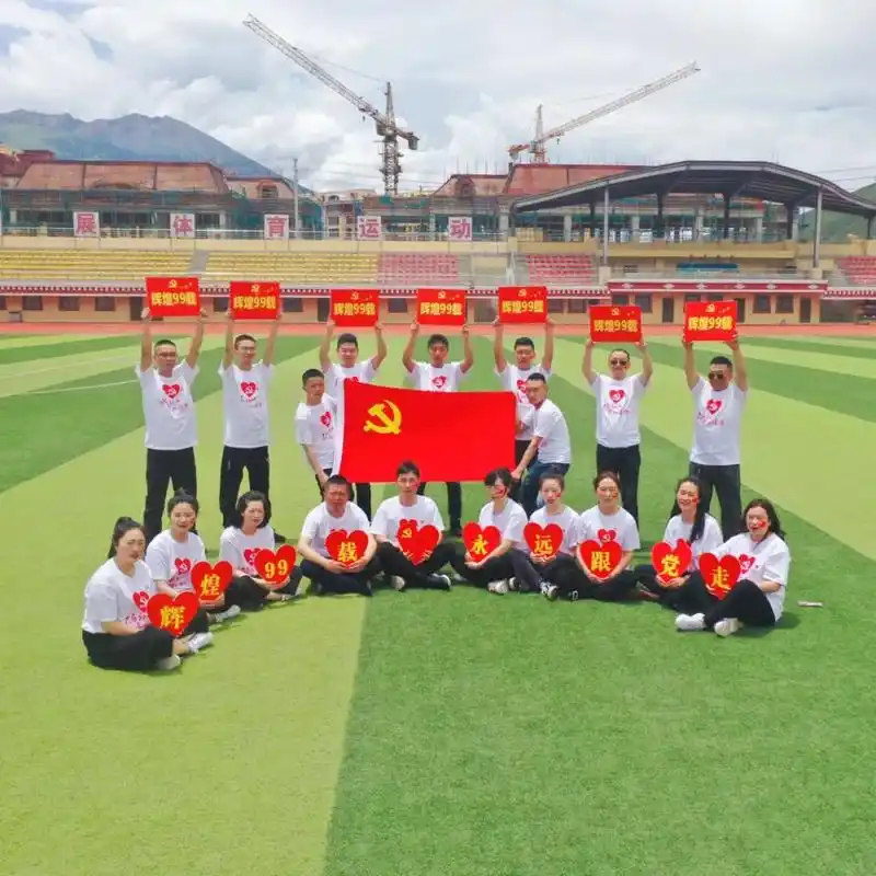 县委组织部与党旗合影——歌颂我们亲爱的党!