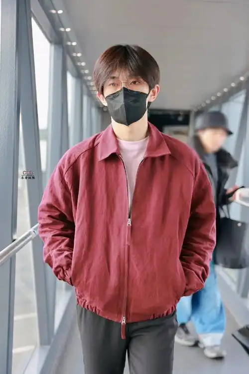 易烊千玺穿白大褂制表##易烊千玺皮衣街拍#玺子哥这几天穿的衣服一件