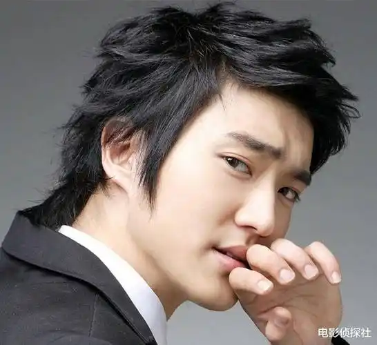 从现场的图片来看,如今的崔始源不仅仅是造型雷人,身材也有点走形了