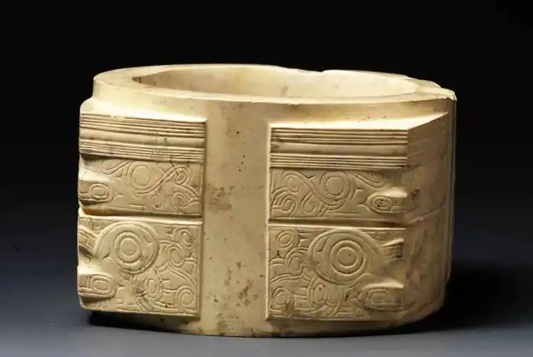 玉琮双系黑陶壶三角形石刀展厅场景展览参观完毕,与会领导对本展览的