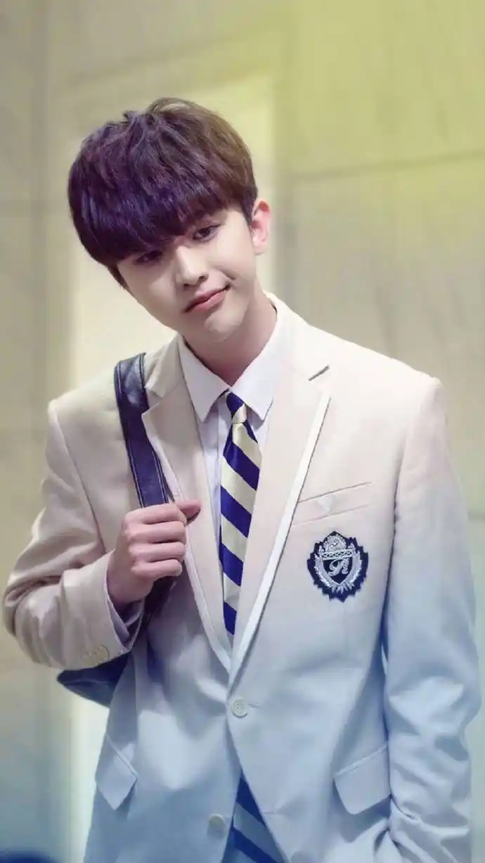蔡徐坤校服照合集分享少年气溢出屏幕