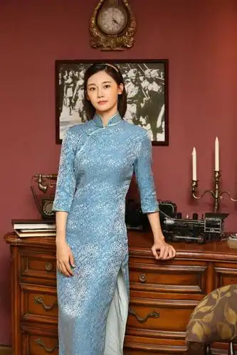 郑恺小娇妻苗苗气质绝了,穿一条薄纱连衣裙青春感满分,高级优雅