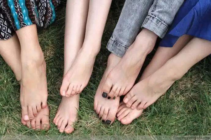 4个美女8只脚 - 全身作品/裸足大本营 - 中国梦·摩登时代