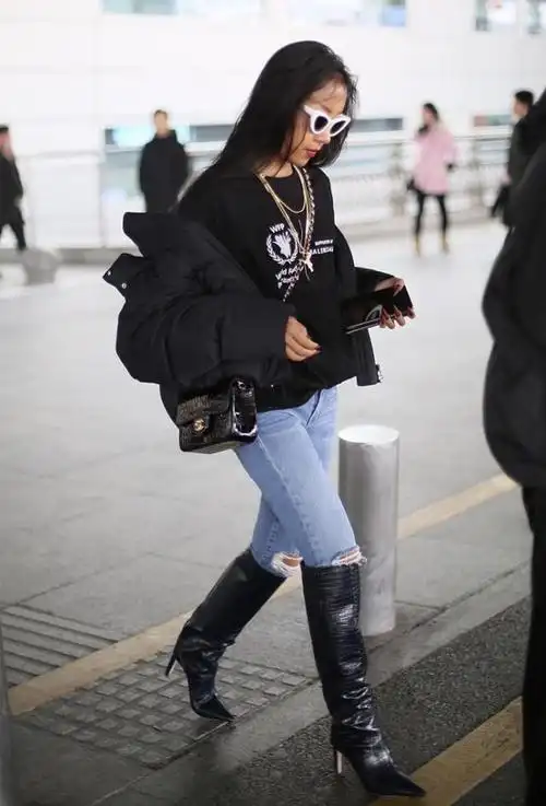 吉克隽逸一身保暖装现身春晚彩排,穿紧身牛仔裤配长筒靴,真好看