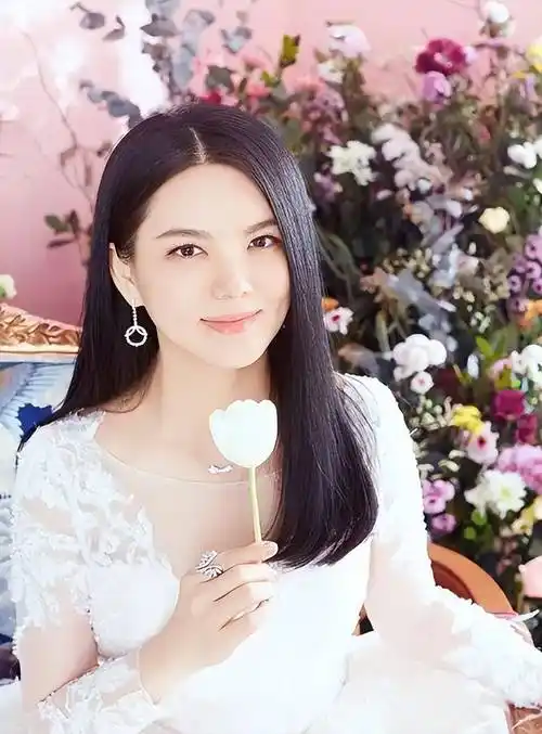 李湘炫耀家中鲜花,意外暴露男人胳膊,看着不像是王岳伦的!