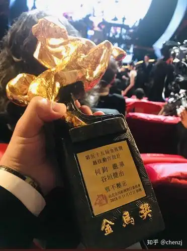 近距离观看金马奖"最佳动作设计"奖杯