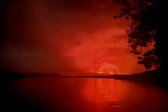 浙江舟山天空变成血红色宛如世界末日或许跟秋刀鱼有关