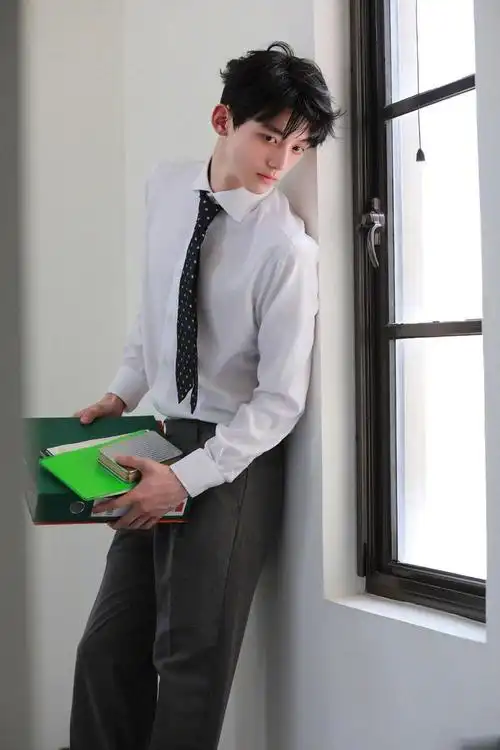 赖伟明释出一组夏日清爽写真,白衬衫 领带 书本