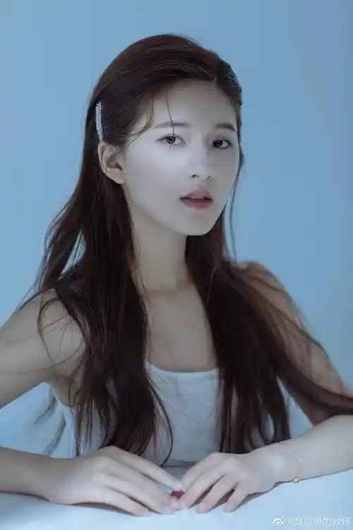 赵露思童年照风靡qq空间,《超女》海选视频也被曝光,素颜真能打_长相