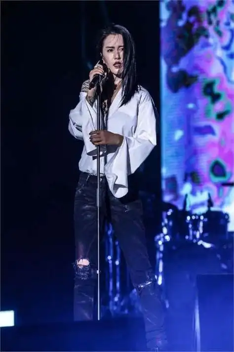 娶了"摇滚女神"谭维维,生下一儿一女,陈亦飞的生活如今怎么样